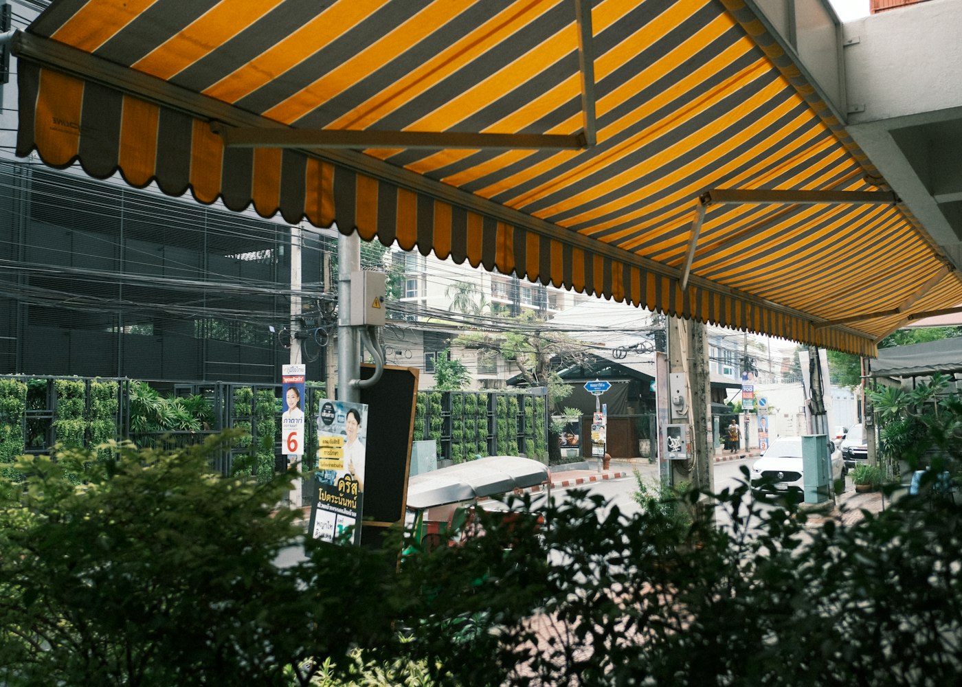 Tenda da sole a bracci su un terrazzo